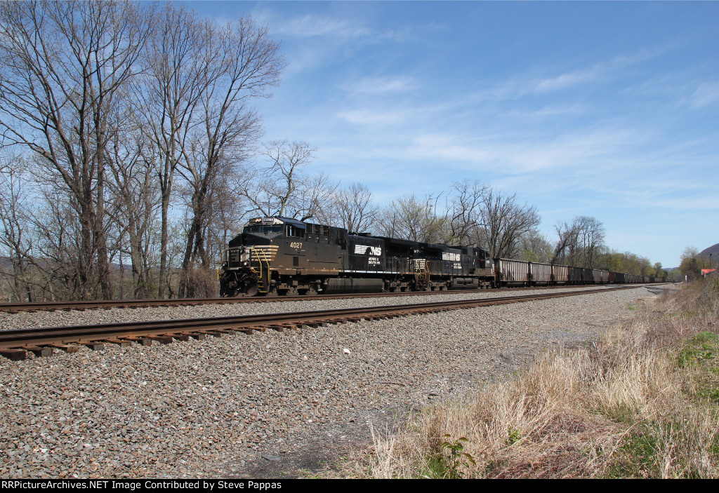NS 4027 takes train 651 West